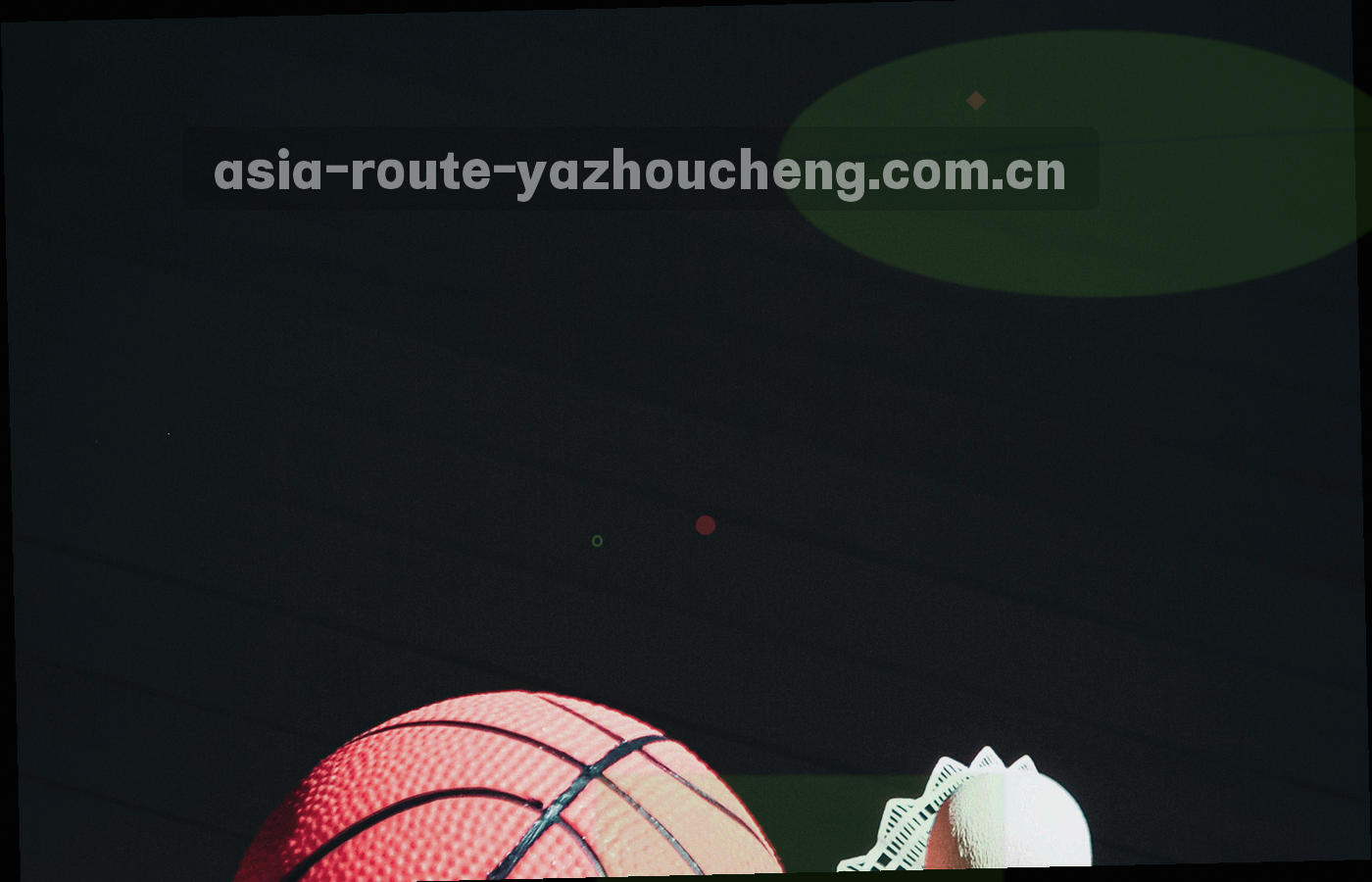 雪原公路上车队缓慢行进，路面泛着一层冷蓝色反光